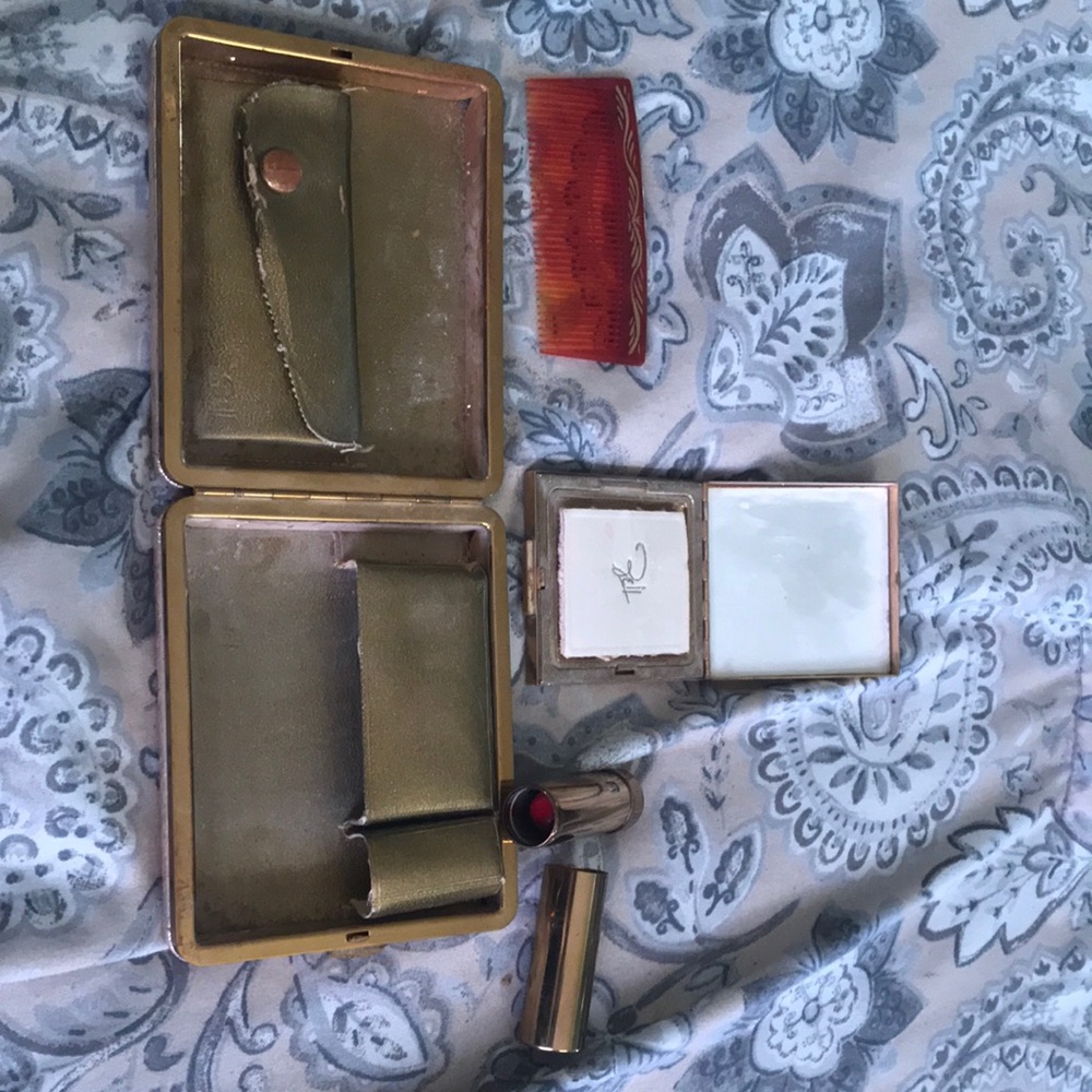 Vintage 1940s bell cosmetics carryall compact.